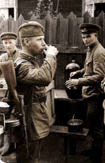 Sovjet soldaat krijgt wodka rantsoen